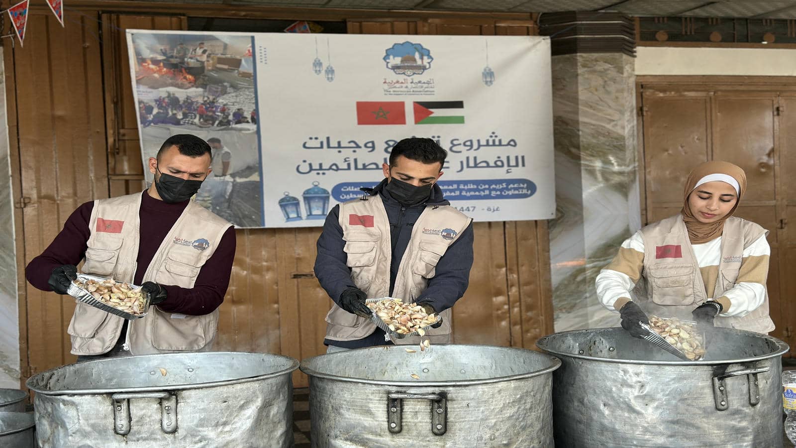توزيع وجبات الإفطار على الصائمين